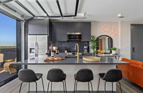 Rolling Mill Hill Apartment | Rooftop Deck & Skyline Views Downtown Penthouse