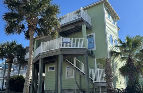 Sand Point House | Rooftop Deck, Views, Beach Walkover,Pet Friendly, Heated Community Pool LOCATION