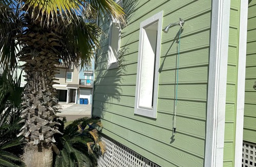 Sand Point House | Rooftop Deck, Views, Beach Walkover,Pet Friendly, Heated Community Pool LOCATION