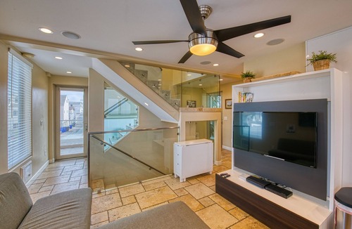 Central Mission Beach House | Rooftop Deck with Stunning Ocean Views!