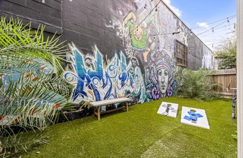 East Downtown Houston House | Rooftop EaDo Nr Downtown Yard BBQ Games WiFi