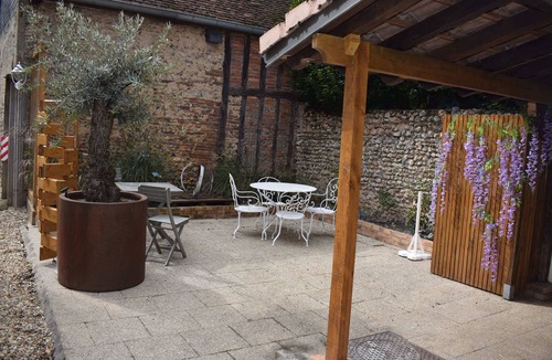 Aubigny-sur-Nere Apartment | Rooftop garden party