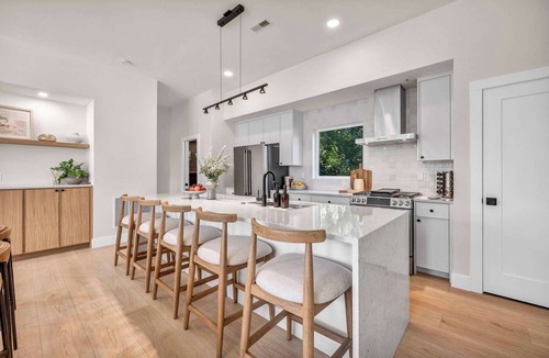 Tremont Condo | Rooftop Hot Tub Cleveland Condo | Sauna + Garage