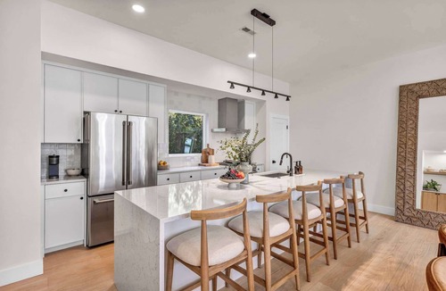 Tremont Condo | Rooftop Hot Tub Cleveland Condo | Sauna + Garage