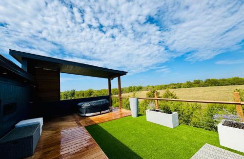 Linn Valley House | Rooftop Hot Tub Lake Getaway, Golf Cart & Fire Pit