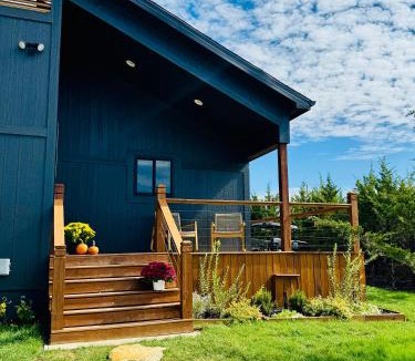 Linn Valley House | Rooftop Hot Tub Lake Getaway, Golf Cart & Fire Pit