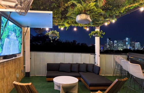 Riverside House | Rooftop Jungle with Skyline Views