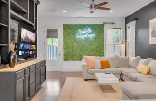 Haynes Area House | Rooftop, Large Backyard, Fire Pit, Near Downtown