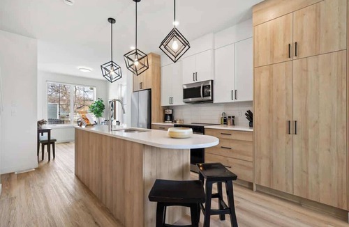 Hillhurst Condo | Rooftop Patio | King Bed | 2 Ensuites + Garage