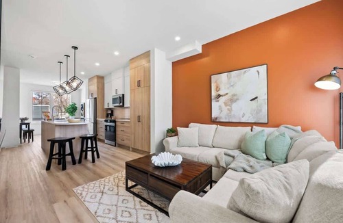 Hillhurst Condo | Rooftop Patio | King Bed | 2 Ensuites + Garage