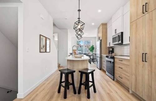 Hillhurst Condo | Rooftop Patio | King Bed | 2 Ensuites + Garage