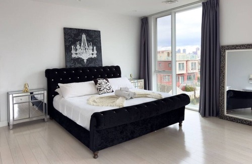 Edgewater Apartment | Rooftop Patio with Skyline Views/ King Beds!