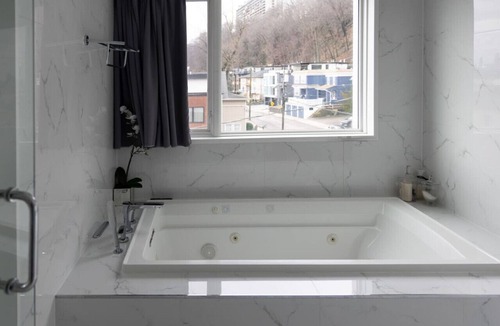 Edgewater Apartment | Rooftop Patio with Skyline Views/ King Beds!