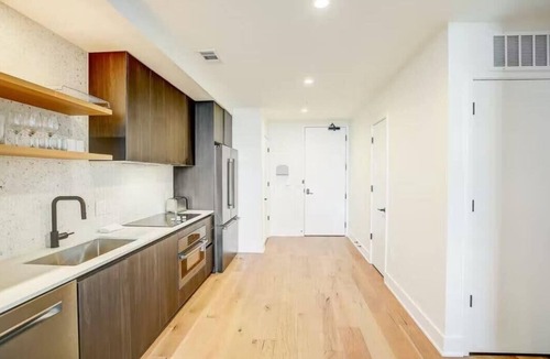 Rainey Street Historic District Condo | Rooftop Pool + Luxury Austin Stay – East Cider by Barclé