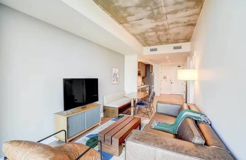 Rainey Street Historic District Condo | Rooftop Pool + Luxury Austin Stay – East Cider by Barclé