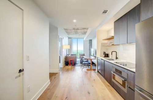Rainey Street Historic District Condo | Rooftop Pool + Luxury Austin Stay – East Cider by Barclé