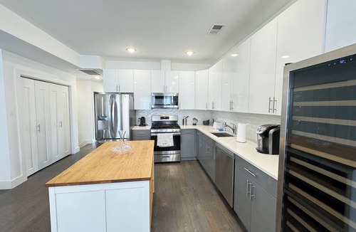 Communipaw Apartment | ROOFTOP VIEWS OF NYC+FREE Parking+Washer&Dryer