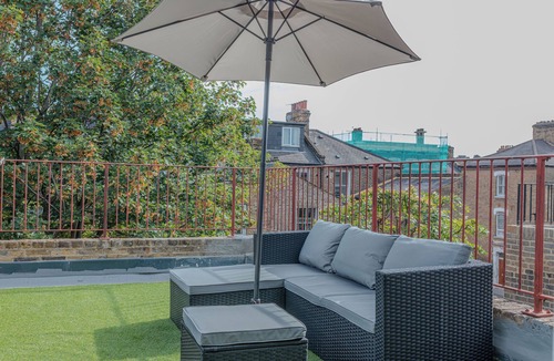 Coldharbour Apartment | Rooftop/worktable/Netflix/Parking/Promo/longstay