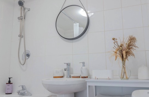 Coldharbour Apartment | Rooftop/worktable/Netflix/Parking/Promo/longstay