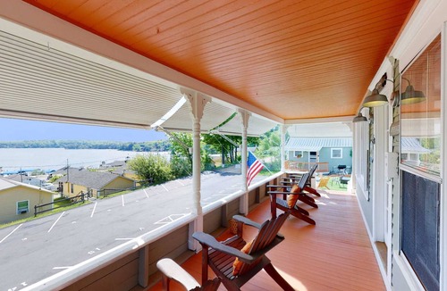 Weirs Beach House | Room 10 (3rd Floor Shared Bathroom)