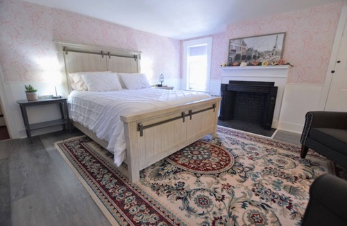 Francestown Apartment | Room 10 - Queen Room