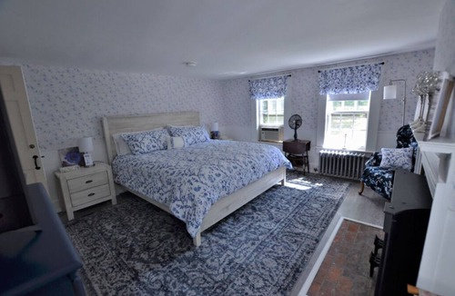 Francestown Apartment | Room 10 - Queen Room