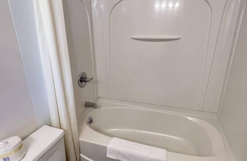 Downs Hotel | Room 101 - Standard Queen - Sleeps 2 - West Lake Grandvue Inn