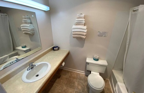 Downs Hotel | Room 101 - Standard Queen - Sleeps 2 - West Lake Grandvue Inn