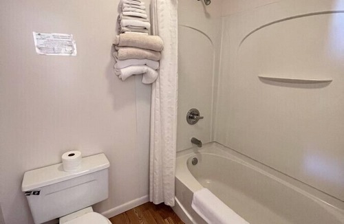 Downs Hotel | Room 105 - Standard Queen - Sleeps 2 - West Lake Grandvue Inn