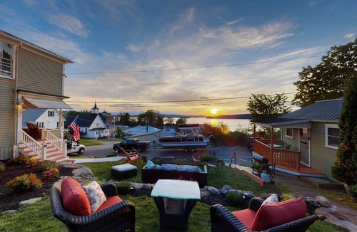 Weirs Beach House | Room 11 (3rd Floor Shared Bathroom)