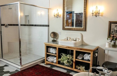 Chester Bed & Breakfast | Room 11-Black & White Commitment Suite -B&L Inn