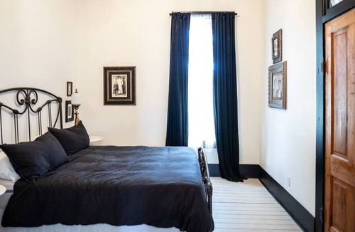 Chester Bed & Breakfast | Room 11-Black & White Commitment Suite -B&L Inn