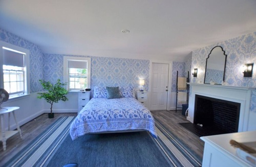 Francestown Apartment | Room 11- Double & Twin Room