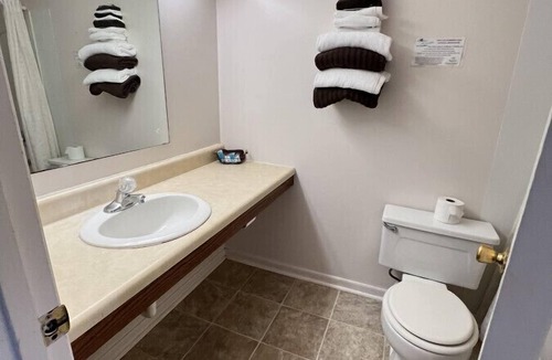 Downs Hotel | Room 111 - Double Full - Sleeps 4 - West Lake Grandvue Inn