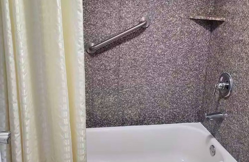 Livingston Apartment | Room 115 - 2 Double Beds