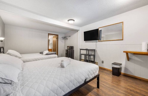 Deadwood Hotel | Room 16 – Classic Comfort