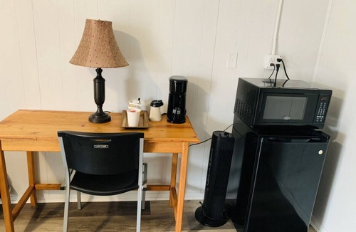 Harper Hotel | Room 16 - Standard Queen - Sleeps 2 - Harper Motel