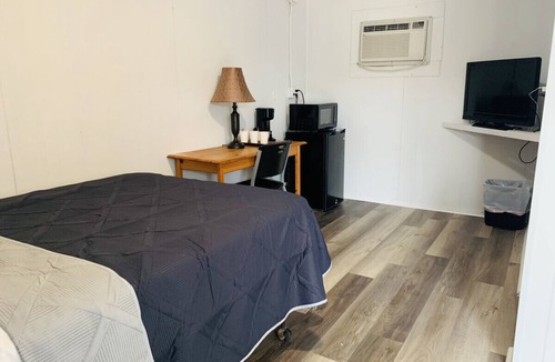 Harper Hotel | Room 16 - Standard Queen - Sleeps 2 - Harper Motel