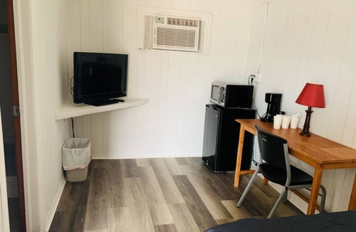 Harper Hotel | Room 17 - Standard Queen - Sleeps 2 - Harper Motel