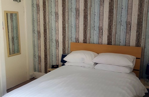 Paignton House | Room 2 double ensuite with shower