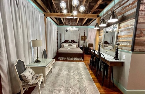 Carthage Hotel | Room 2 (sleeps 2) at Chipley's Squareview Inn