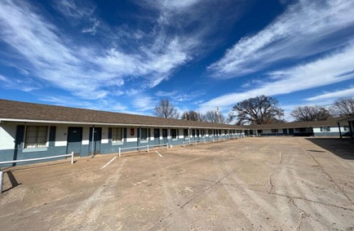 Harper Hotel | Room 21 - Triple Queen - Sleeps 6 - Harper Motel
