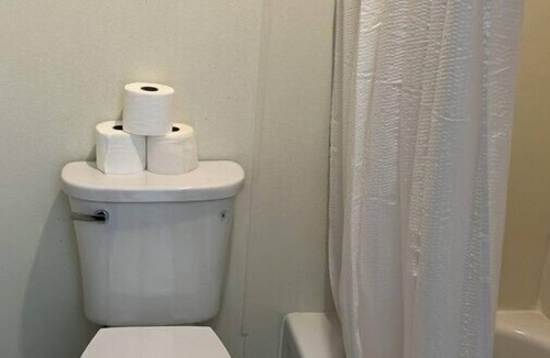 Harper Hotel | Room 22 - Standard Queen - Sleeps 4 - Harper Motel