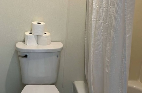Harper Hotel | Room 24 - Standard Queen - Sleeps 4 - Harper Motel