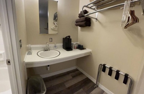 Harper Hotel | Room 25 - Standard Queen - Sleeps 2 - Harper Motel