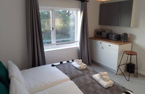 Barrow Gurney Apartment | Room 3. Single or twin room near Bristol Airport