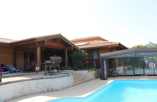 Valpaja House | Room 3 violet 2 adults