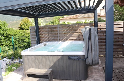 Valpaja House | Room 3 violet 2 adults