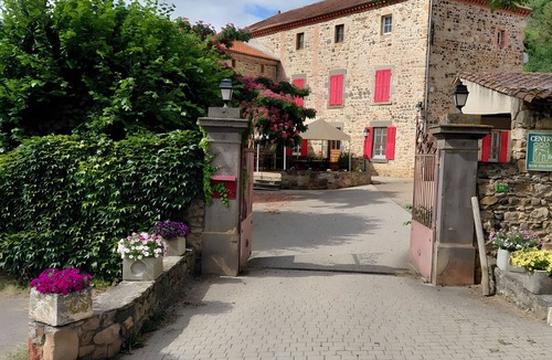 Saint-Gervazy Apartment | Room 3 with Shared Terrace