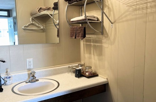 Harper Hotel | Room 31- Standard Queen - Sleeps 2 - Harper Motel